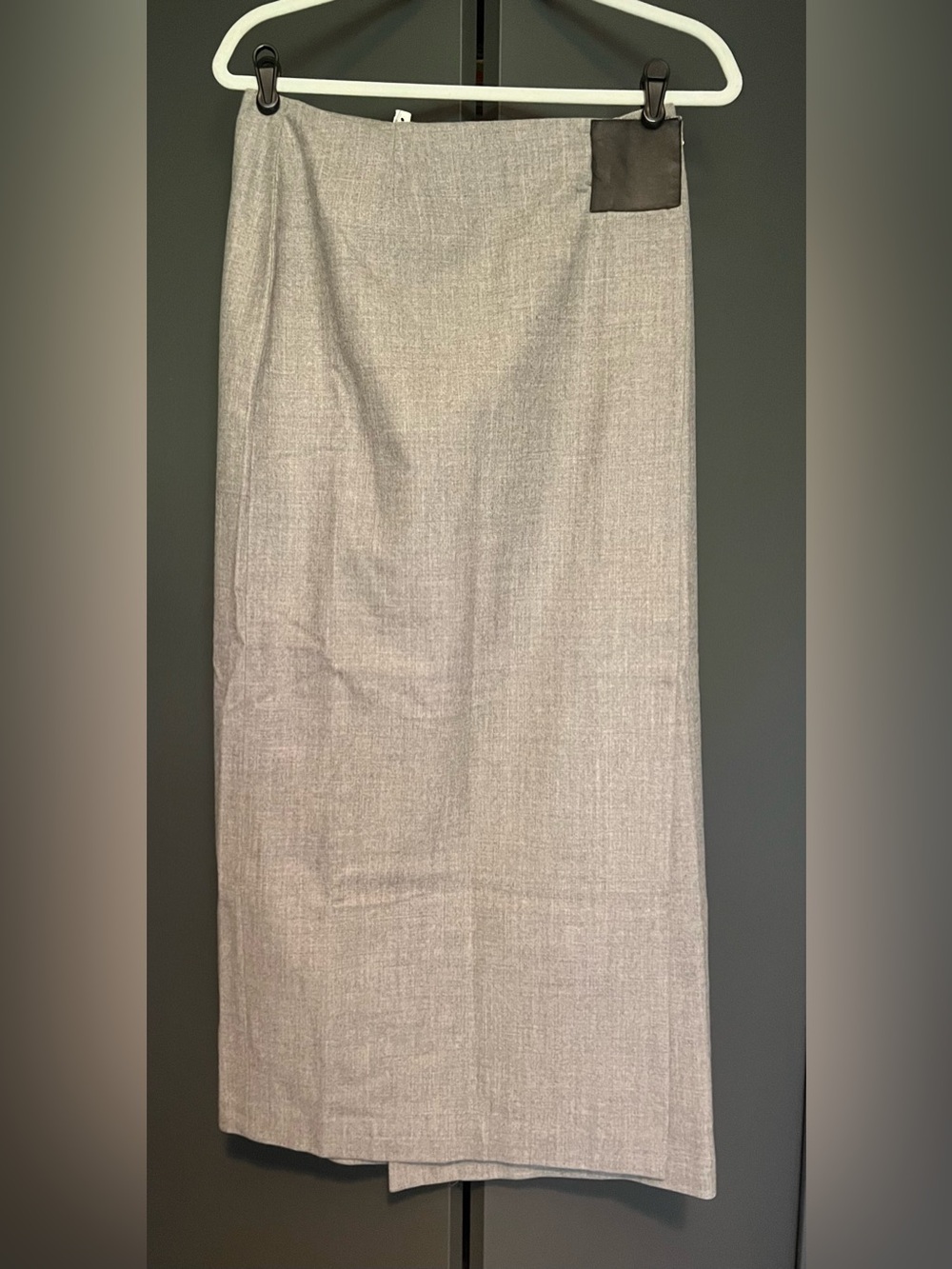 Classic skirt by Neiman Marcus size 8.
97% wool.